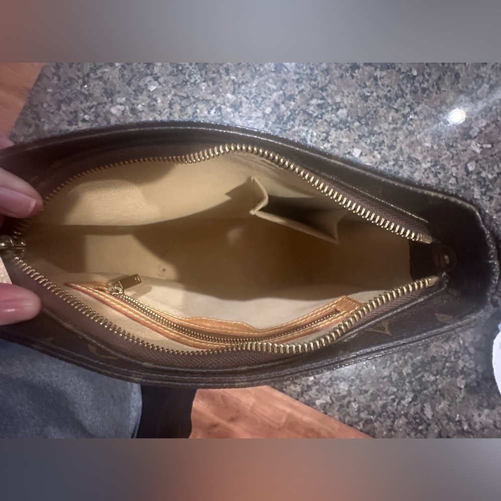 Louis Vuitton Looping MM - Picture 11 of 14